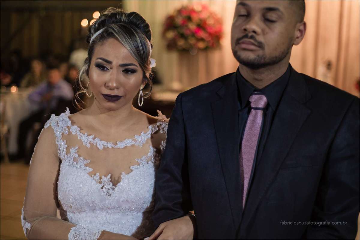 Laisa muito emocionada nao segura as lágrimas ouvindo a celebração do casamento, por fabricio souza