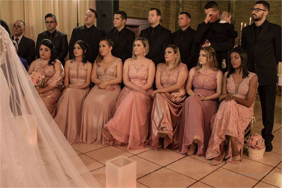 madrinhas e padrinhos a concentrados na celebração de casamento da Laisa e do Diogo
