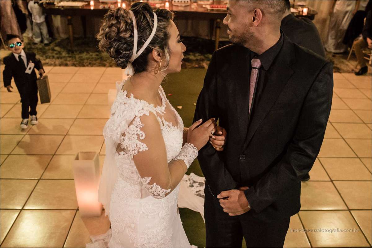 lá vem o guardião das alianças, no melhor estilo 007 entregar as alianças do casal