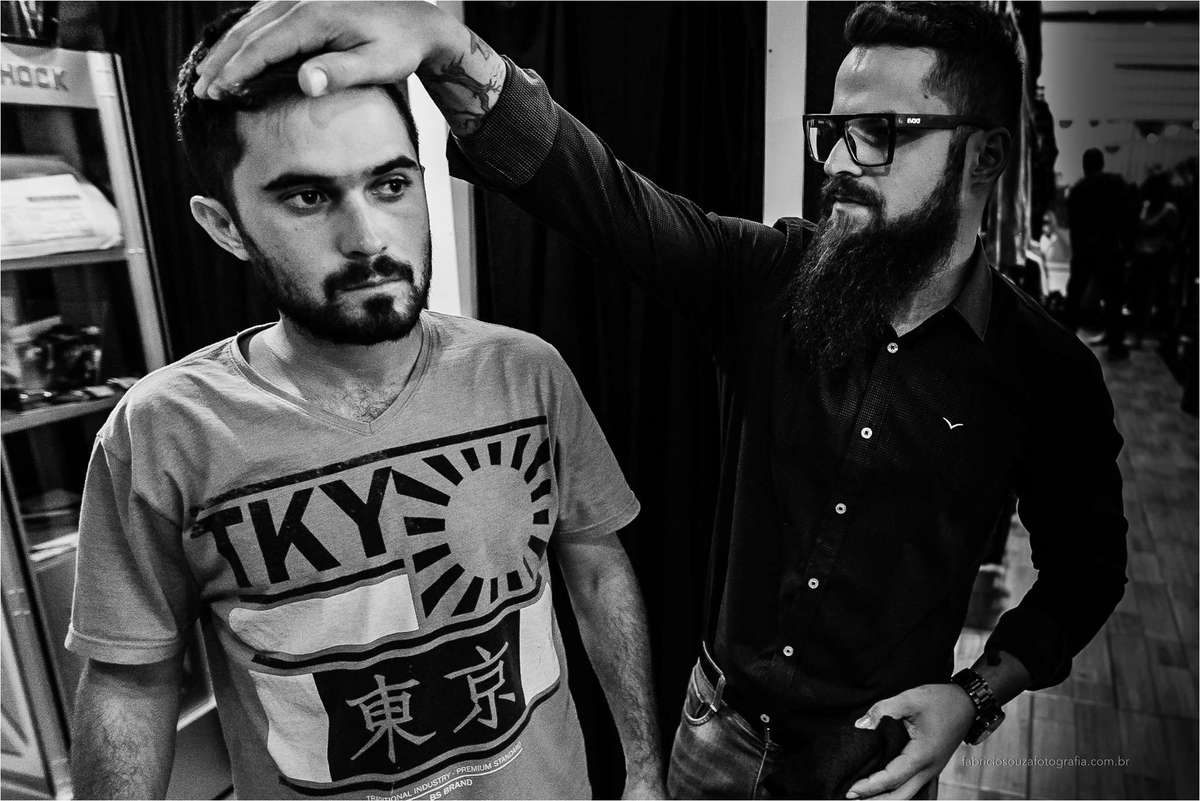 felipe e seu irmao na barber shop, na praparação para ir ao altar receber a sua noiva, por fabricio souza