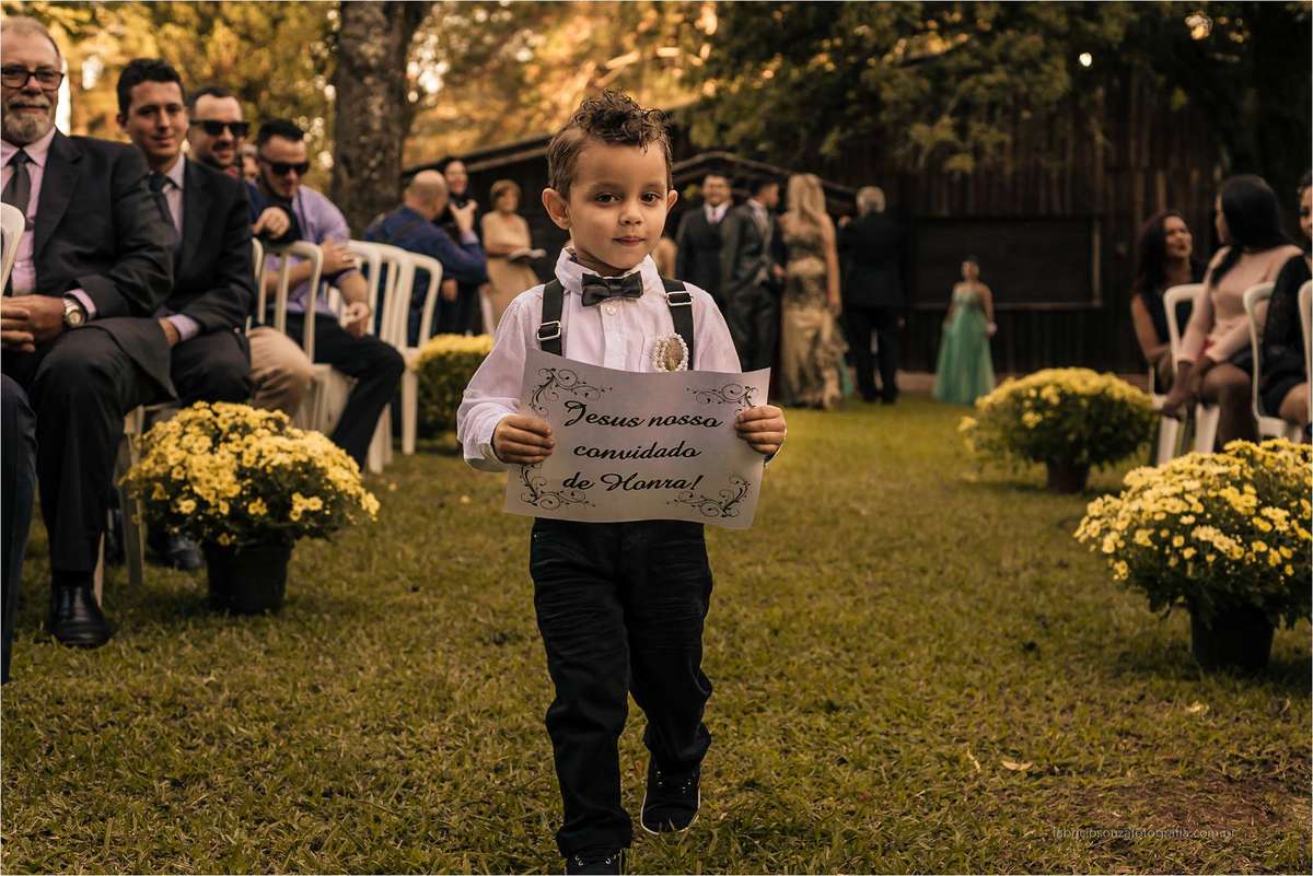 jesus é o convidado de honra na plaquinha do pagem momentos antes de o noivo entrar para aguardar a chegada da noiva