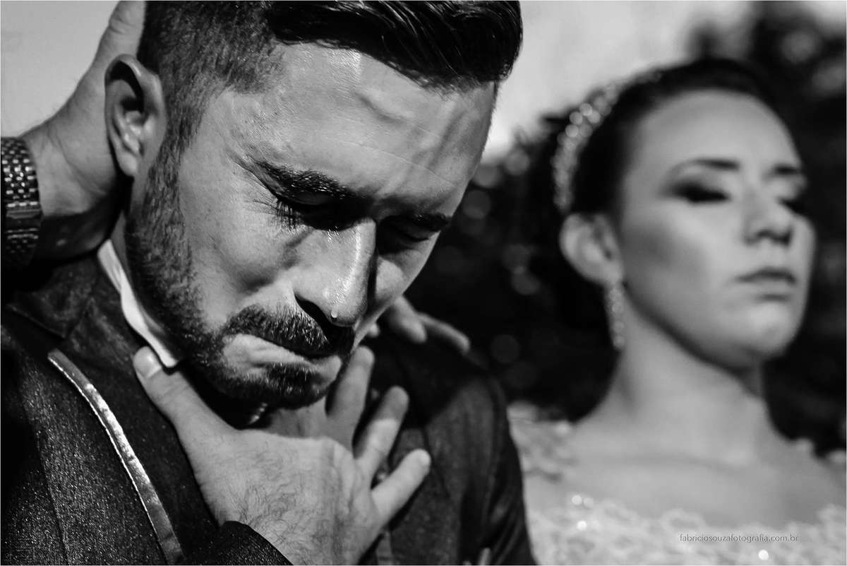 filipe muito emocionado, não esconde a emoção no dia de seu casamento