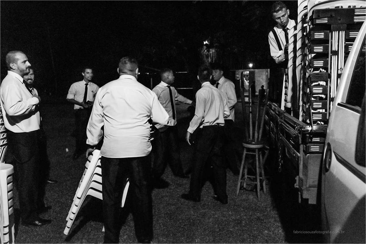 os padrinhos tamém trabalham muito no casamento, ajudando a guardar as cadeiras da cerimonia