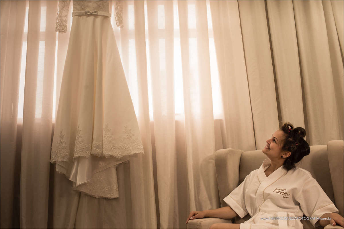 Carol curtindo seu vestido momentos antes de vesti-lo para o grande dia