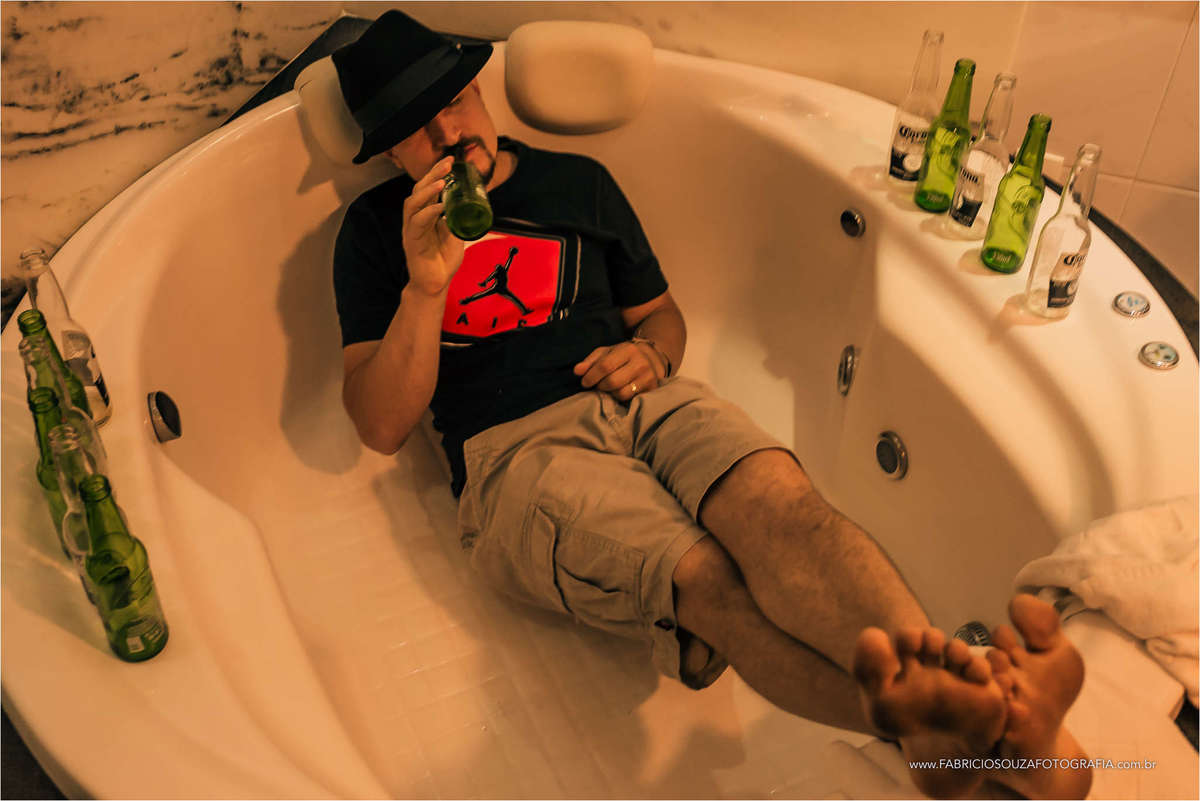 olha ai o Vini no estilo dos jogadores gremistas na banheira regados a cervejas comemorando o título gremista. com muita heineken e corona, por fabricio souza
