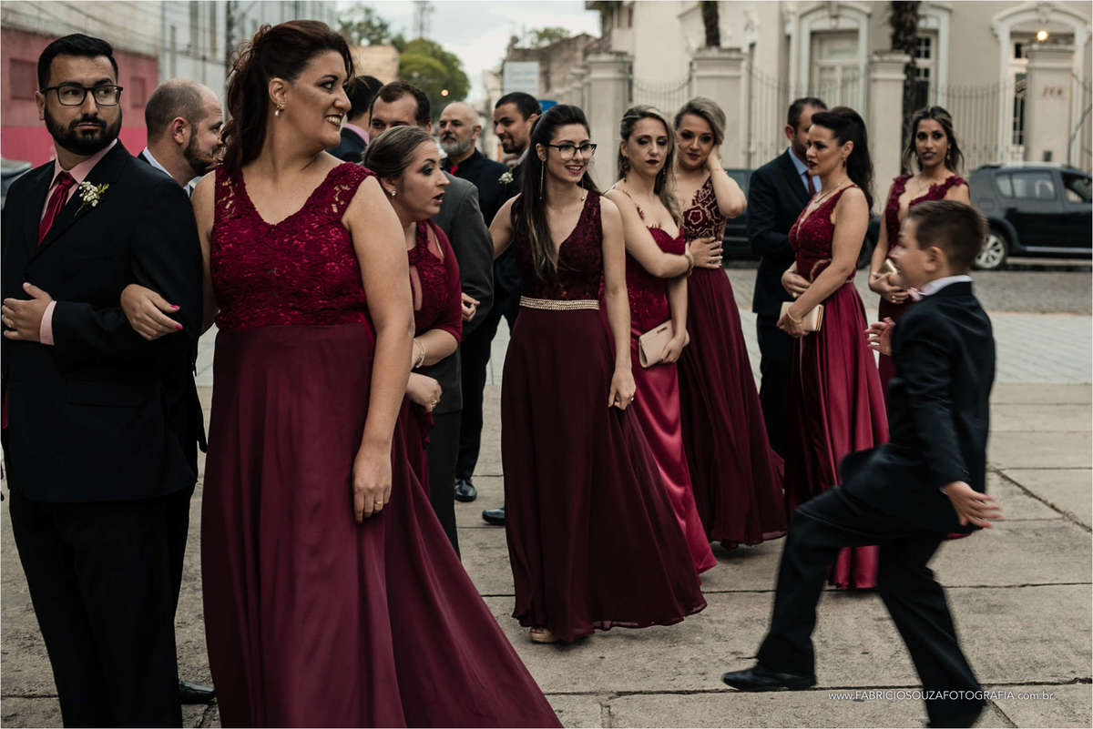 o pagem dando uma alegrada na turma de padrinhos momentos antes da entrada na igreja catedral metropolitana de pelotas, por fabricio souza