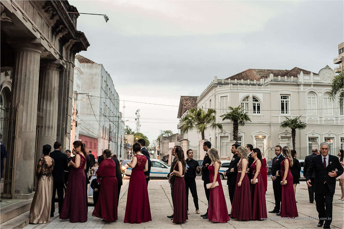 padrinhos alinhados prontos para o momento de entrada na igreja, por fabricio souza