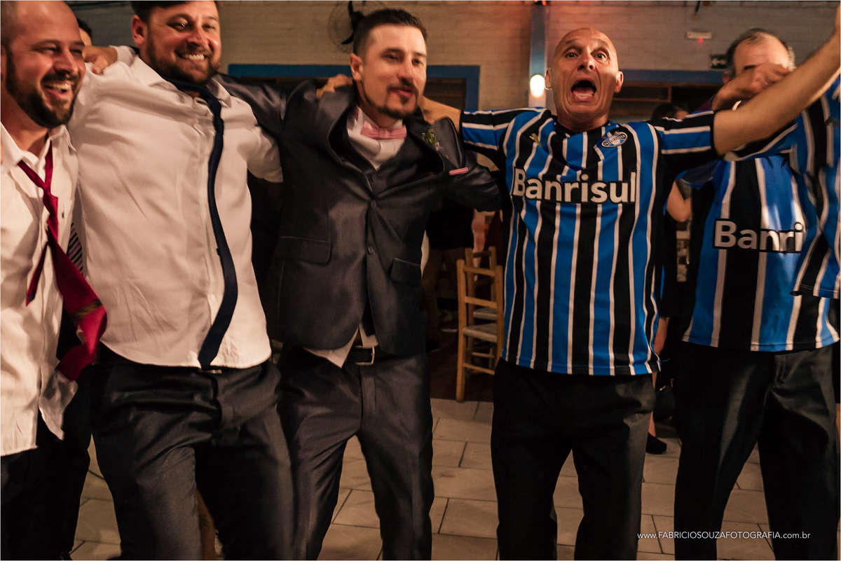 torcedores do gremio fazendo acontecer na festa de casamento, muita animação, com o gremio onde o gremio estiver, tricolor gaucho