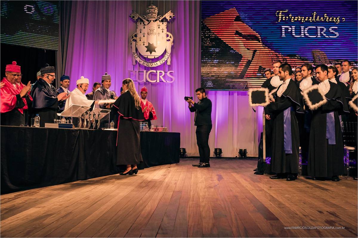 chegou a tua vez rosangela, o momento de receber o teu diploma