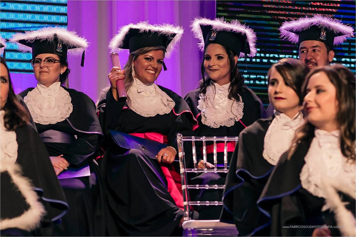 mostra ai o canudo de formanda para todos nós