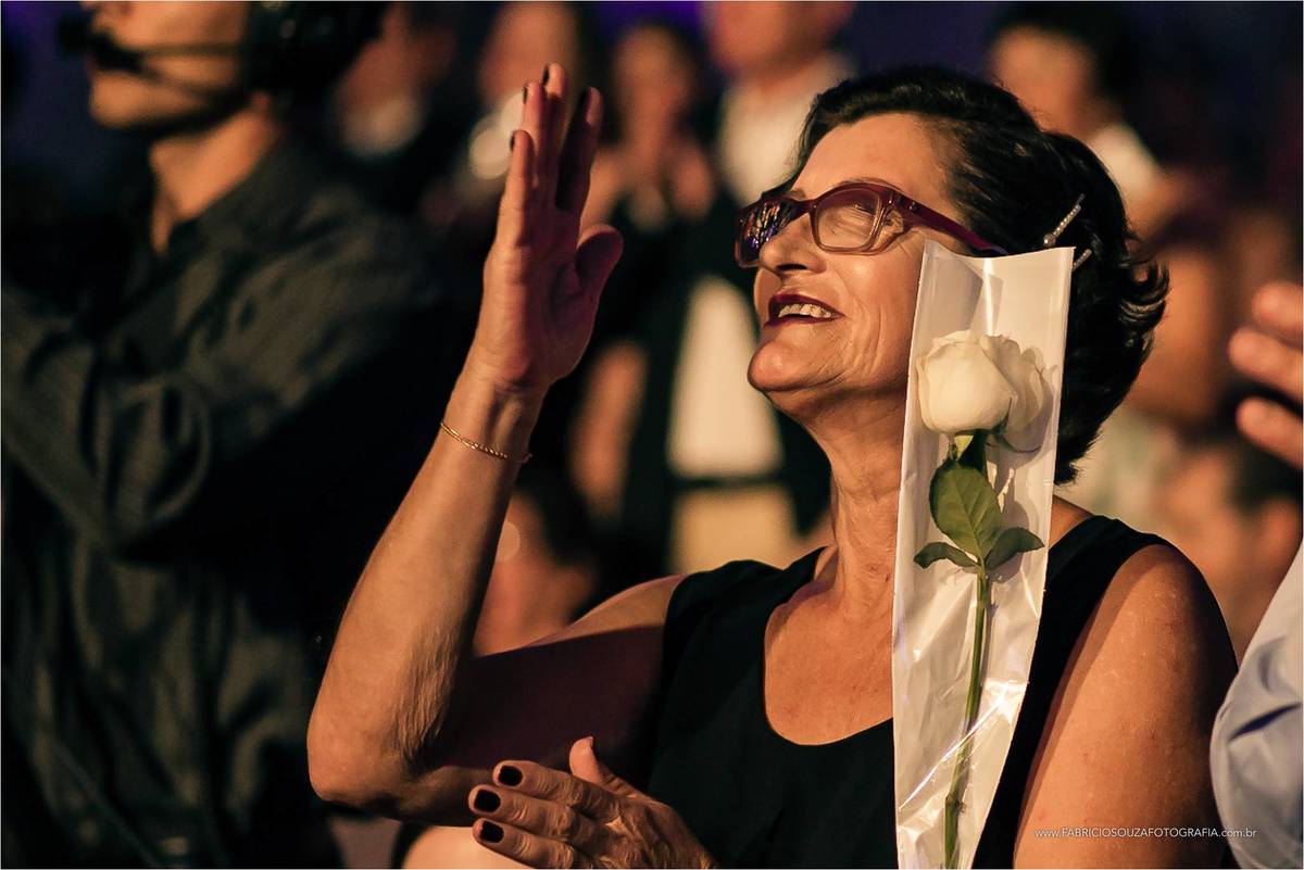 mamãe recebe homenagem e muito emocionada manda beijos para a filha