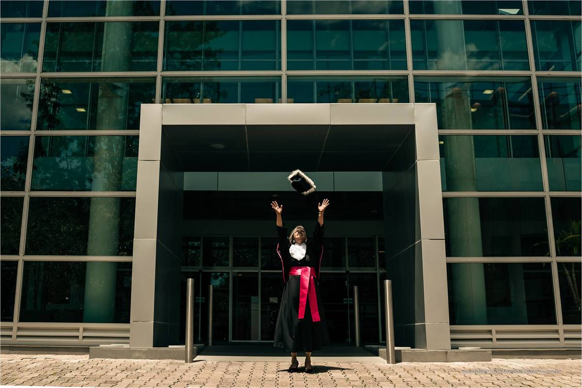 Rosangela em frente a nova biblioteca da PUCRS, ensaiando a hora de jogar o chapéu, por fabricio souza fotografia