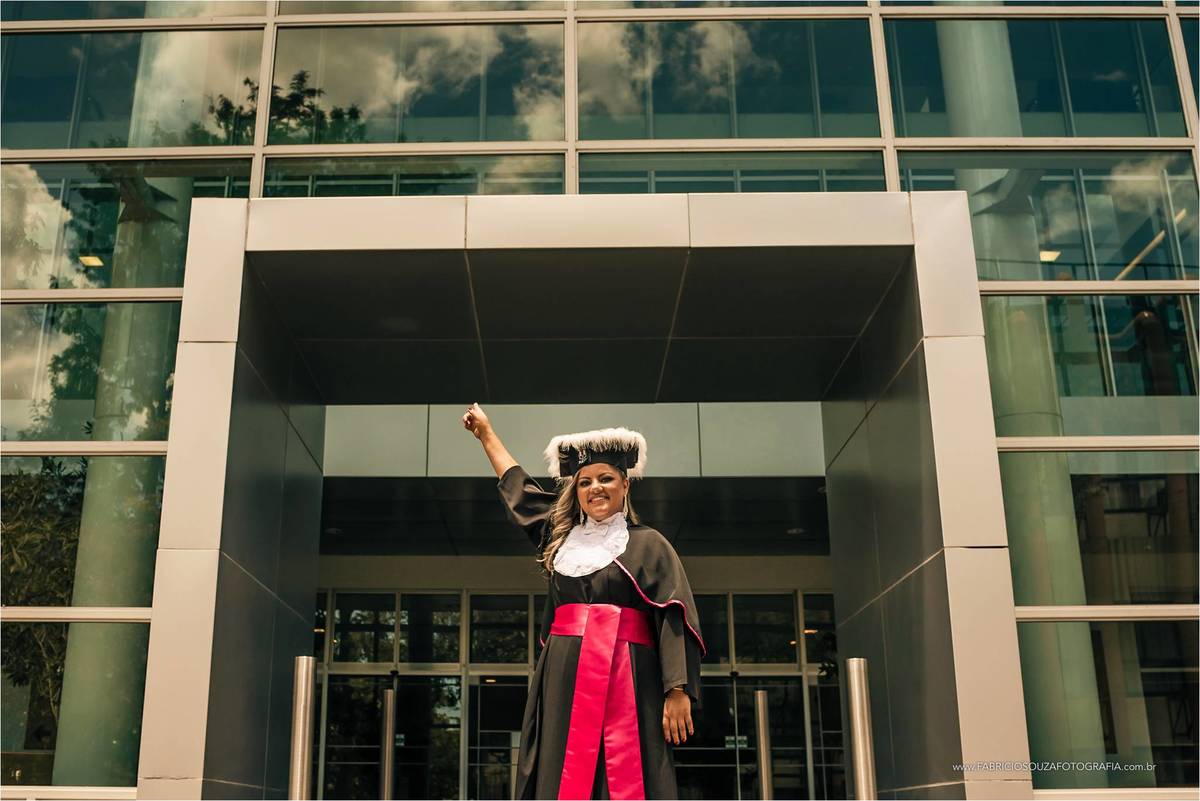 Rosangela em frente a nova biblioteca da PUCRS, ensaiando a hora de jogar o chapéu, por fabricio souza fotografia