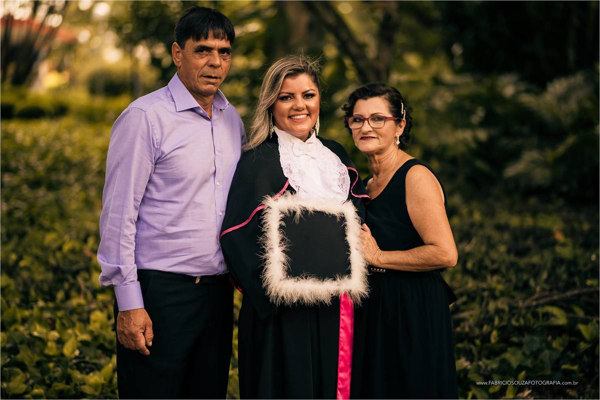 padrasto e mãe da rosangela esbanjando alegria com este grande momento da colação de grau