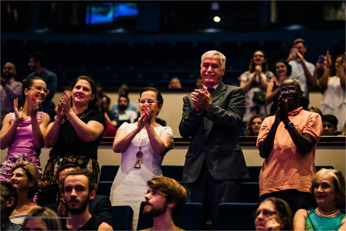familia do André, com muita emoção acompanhando o grande momento de receber seu diploma