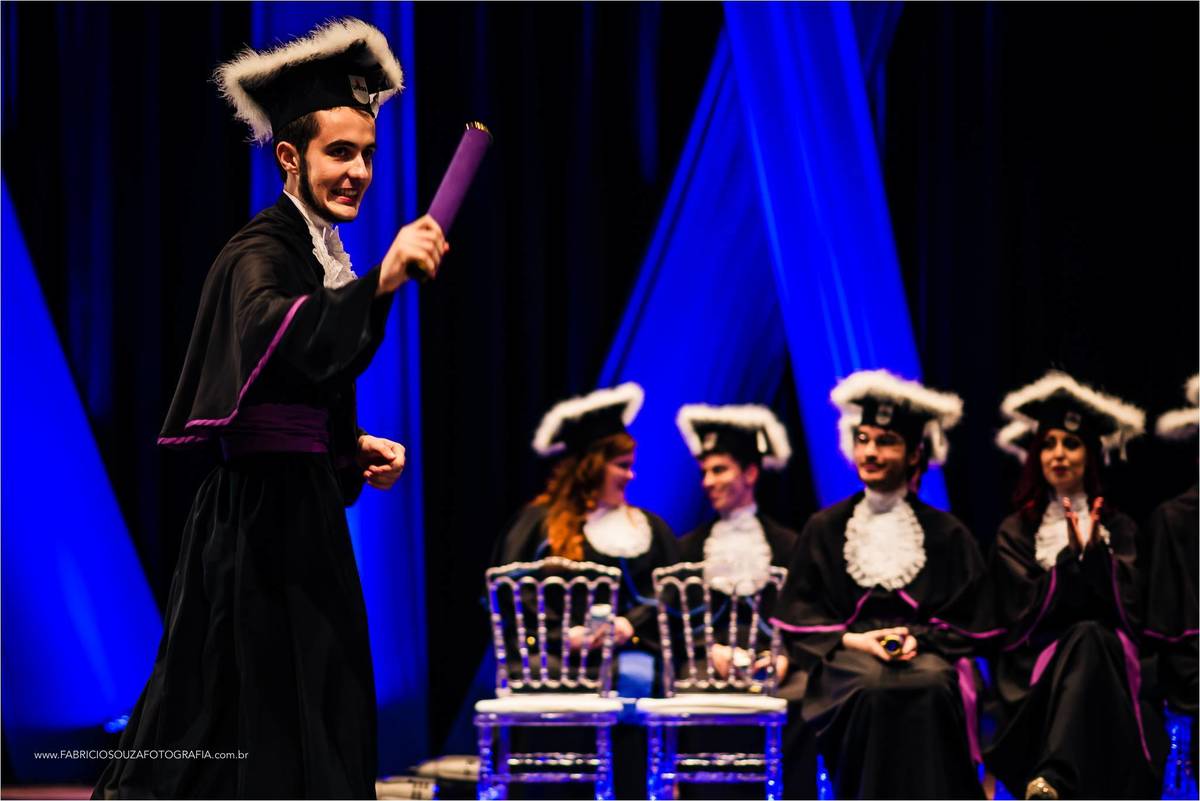 André já com seu diploma em mãos momento de festejar