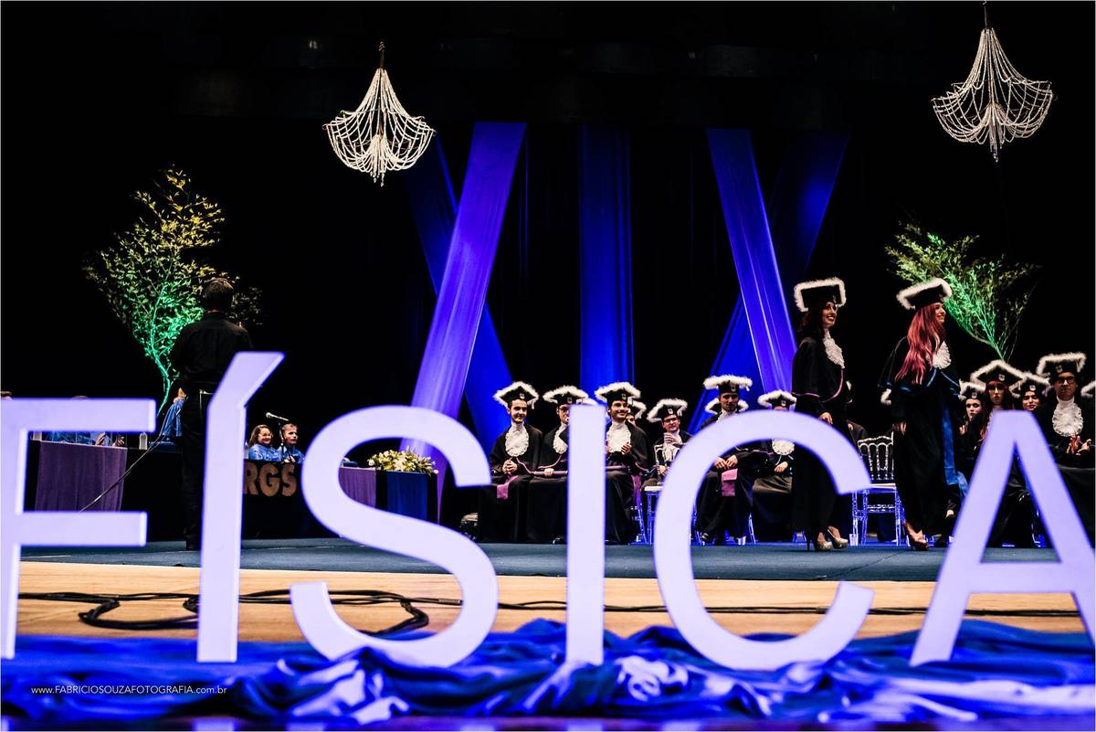 todos os alunos dos cursos de licenciatura em fisica, engenharia fisica e fisica antenados no discurso dos professores