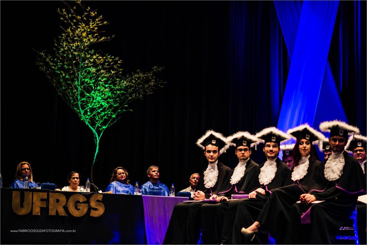 todos os alunos dos cursos de licenciatura em fisica, engenharia fisica e fisica antenados no discurso dos professores