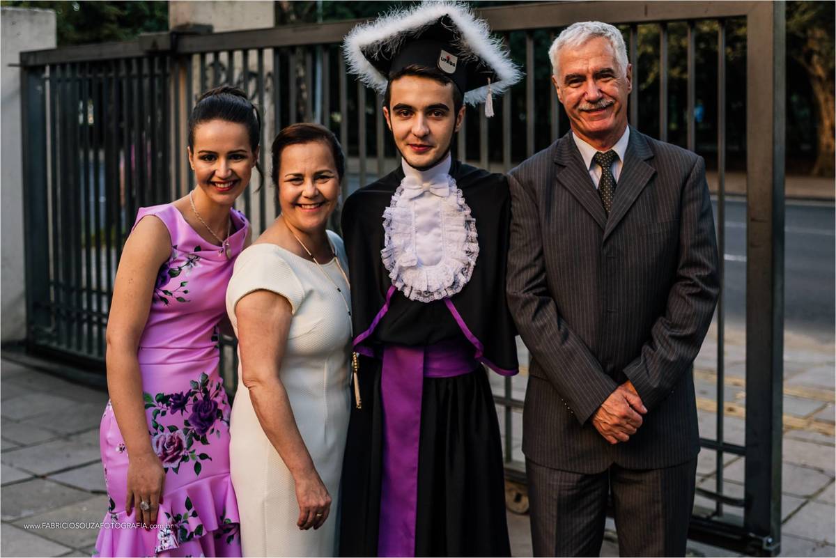Andre com sua familia na primeira foto após a sua formatura.