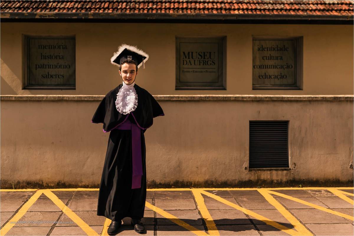 andre posando para um retrato, ansioso pelo seu momento da formatura na UFRGS, por Fabricio Souza