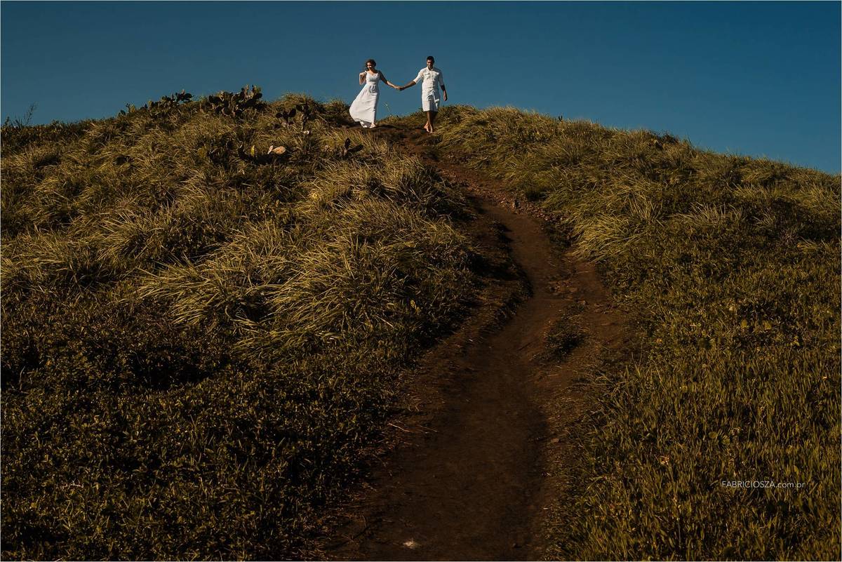 ensaio casal, nascer do sol na praia, parque da guarita, Torres RS, ensaio de pré-casamento na praia, casal feliz na praia, casal com pet na praia, momento feliz na praia, ensaio pre wedding na praia,  Fotógrafo de Casamentos Porto Alegre 