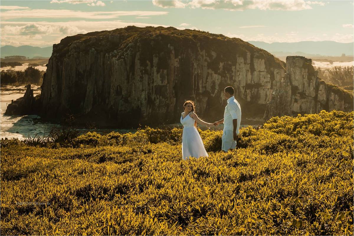 ensaio casal, nascer do sol na praia, parque da guarita, Torres RS, ensaio de pré-casamento na praia, casal feliz na praia, casal com pet na praia, momento feliz na praia, ensaio pre wedding na praia,  Fotógrafo de Casamentos Porto Alegre 