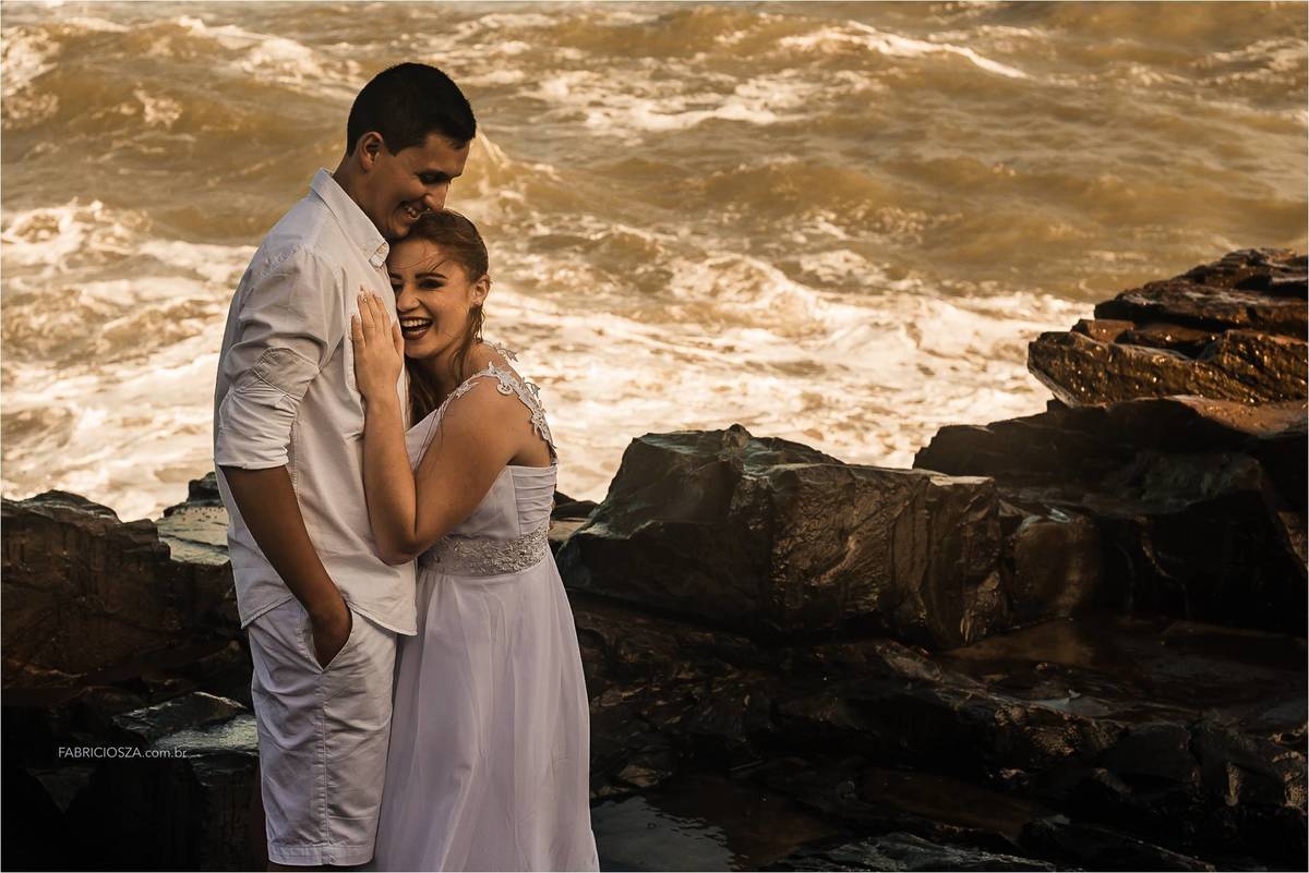 ensaio casal, nascer do sol na praia, parque da guarita, Torres RS, ensaio de pré-casamento na praia, casal feliz na praia, casal com pet na praia, momento feliz na praia, ensaio pre wedding na praia,  Fotógrafo de Casamentos Porto Alegre 