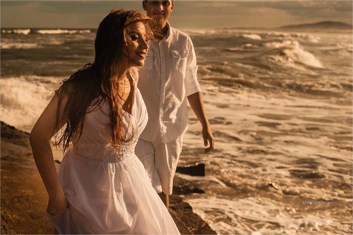 ensaio casal, nascer do sol na praia, parque da guarita, Torres RS, ensaio de pré-casamento na praia, casal feliz na praia, casal com pet na praia, momento feliz na praia, ensaio pre wedding na praia,  Fotógrafo de Casamentos Porto Alegre 