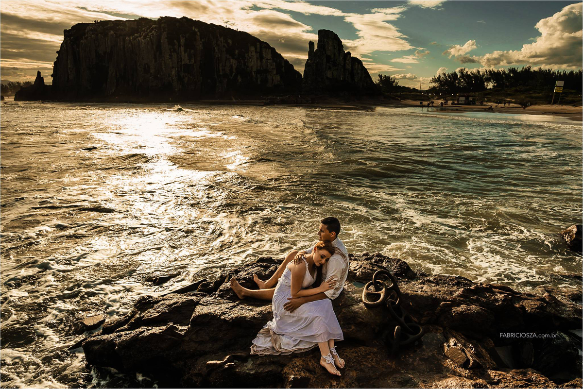 ensaio casal, nascer do sol na praia, parque da guarita, Torres RS, ensaio de pré-casamento na praia, casal feliz na praia, casal com pet na praia, momento feliz na praia, ensaio pre wedding na praia,  Fotógrafo de Casamentos Porto Alegre 