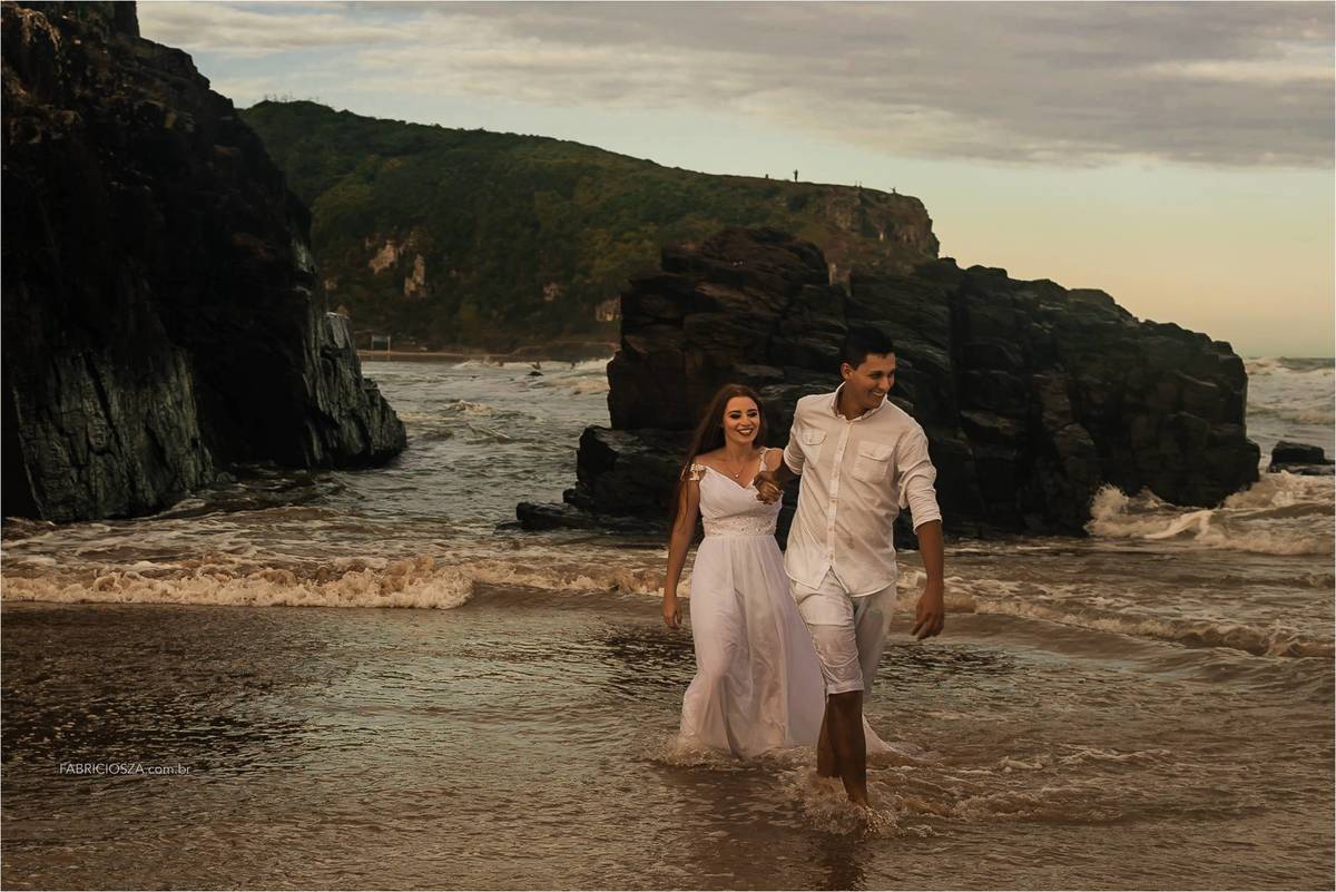 ensaio casal, nascer do sol na praia, parque da guarita, Torres RS, ensaio de pré-casamento na praia, casal feliz na praia, casal com pet na praia, momento feliz na praia, ensaio pre wedding na praia,  Fotógrafo de Casamentos Porto Alegre 