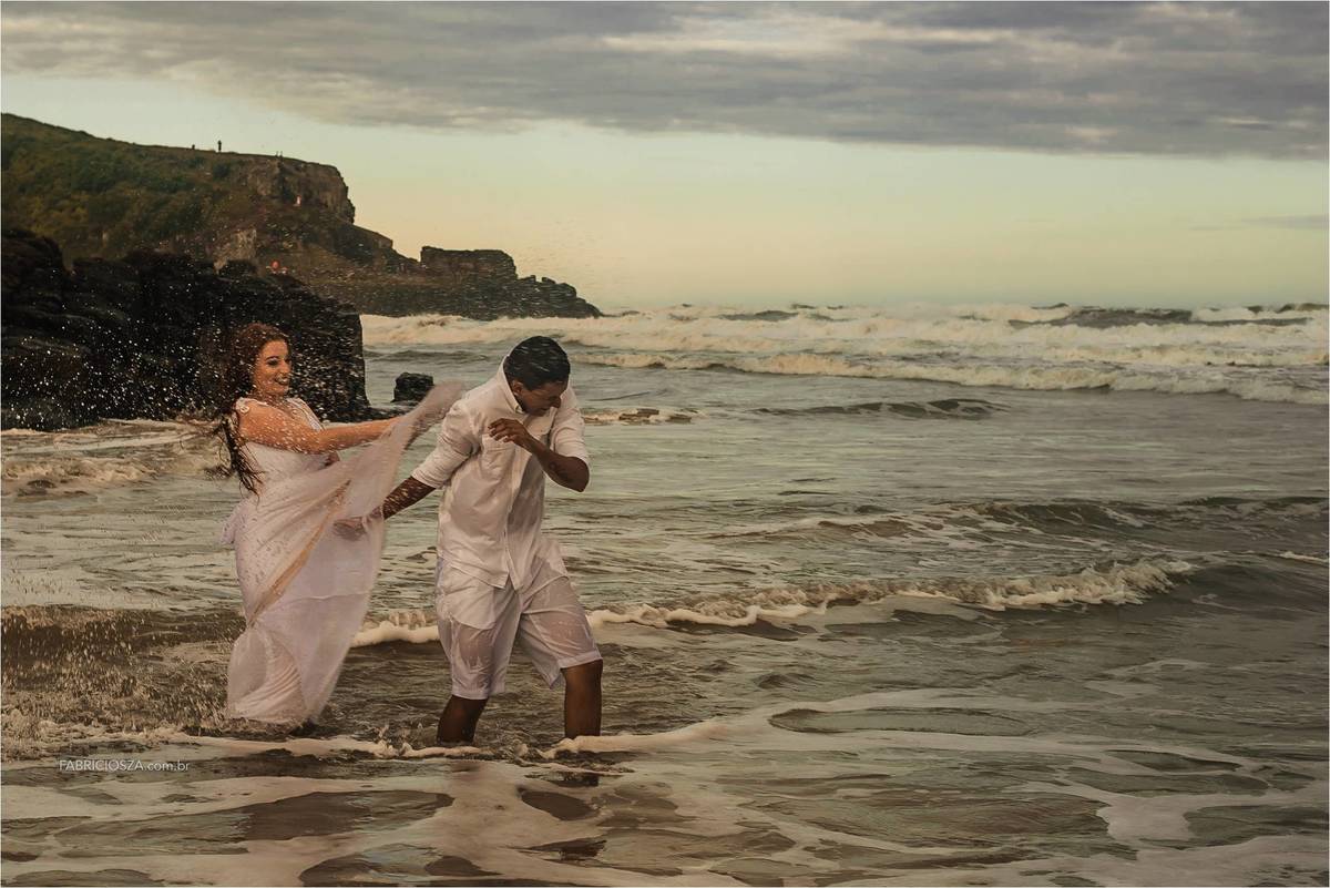 ensaio casal, nascer do sol na praia, parque da guarita, Torres RS, ensaio de pré-casamento na praia, casal feliz na praia, casal com pet na praia, momento feliz na praia, ensaio pre wedding na praia,  Fotógrafo de Casamentos Porto Alegre 