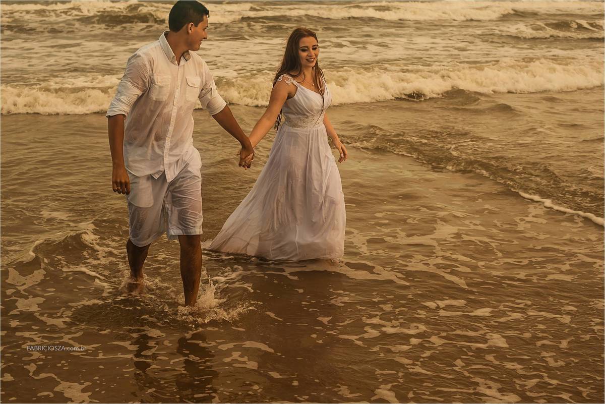 ensaio casal, nascer do sol na praia, parque da guarita, Torres RS, ensaio de pré-casamento na praia, casal feliz na praia, casal com pet na praia, momento feliz na praia, ensaio pre wedding na praia,  Fotógrafo de Casamentos Porto Alegre 