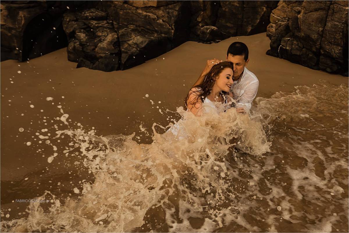 ensaio casal, nascer do sol na praia, parque da guarita, Torres RS, ensaio de pré-casamento na praia, casal feliz na praia, casal com pet na praia, momento feliz na praia, ensaio pre wedding na praia,  Fotógrafo de Casamentos Porto Alegre 