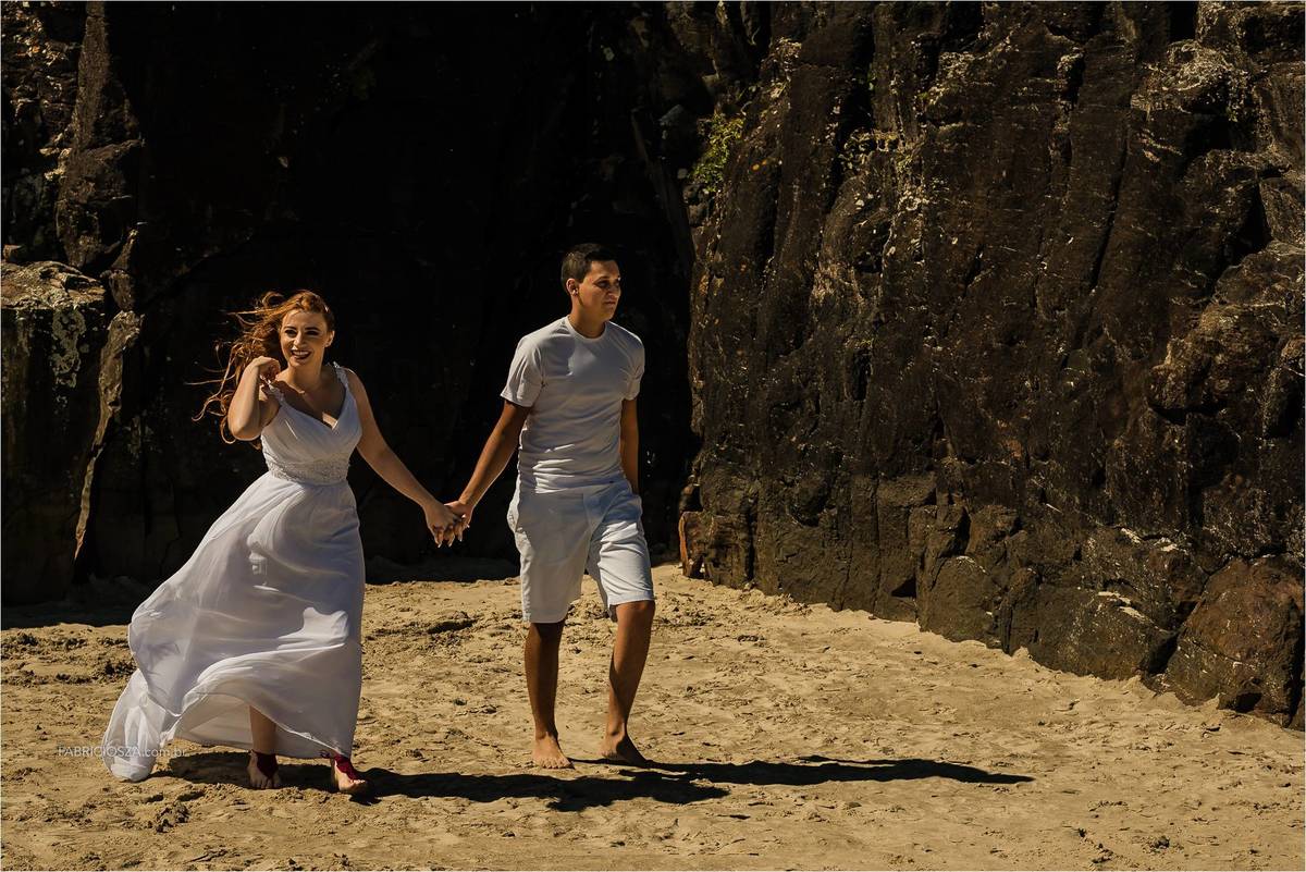ensaio casal, nascer do sol na praia, parque da guarita, Torres RS, ensaio de pré-casamento na praia, casal feliz na praia, casal com pet na praia, momento feliz na praia, ensaio pre wedding na praia,  Fotógrafo de Casamentos Porto Alegre 