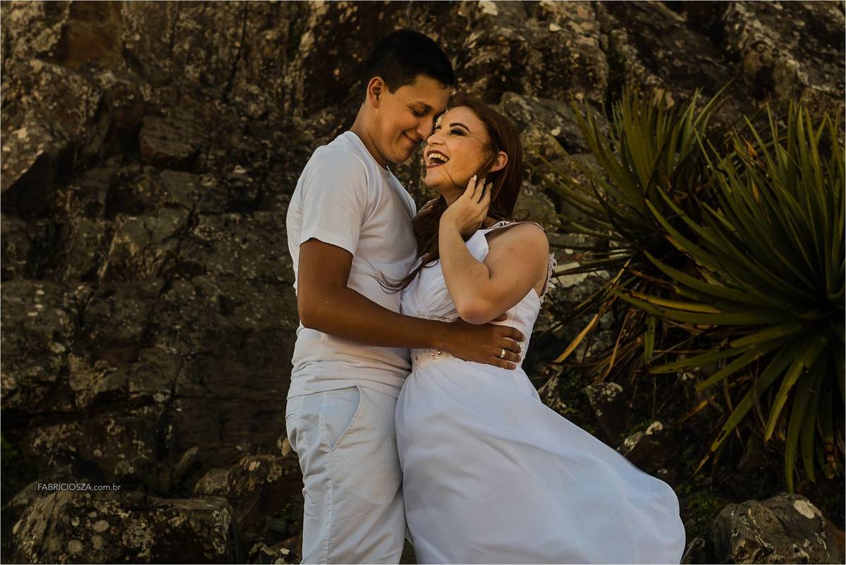ensaio casal, nascer do sol na praia, parque da guarita, Torres RS, ensaio de pré-casamento na praia, casal feliz na praia, casal com pet na praia, momento feliz na praia, ensaio pre wedding na praia,  Fotógrafo de Casamentos Porto Alegre 