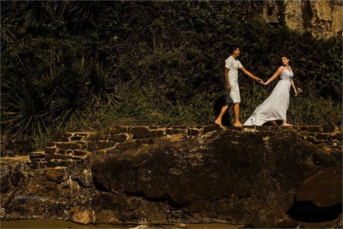 ensaio casal, nascer do sol na praia, parque da guarita, Torres RS, ensaio de pré-casamento na praia, casal feliz na praia, casal com pet na praia, momento feliz na praia, ensaio pre wedding na praia,  Fotógrafo de Casamentos Porto Alegre 