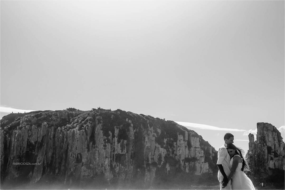 ensaio casal, nascer do sol na praia, parque da guarita, Torres RS, ensaio de pré-casamento na praia, casal feliz na praia, casal com pet na praia, momento feliz na praia, ensaio pre wedding na praia,  Fotógrafo de Casamentos Porto Alegre 