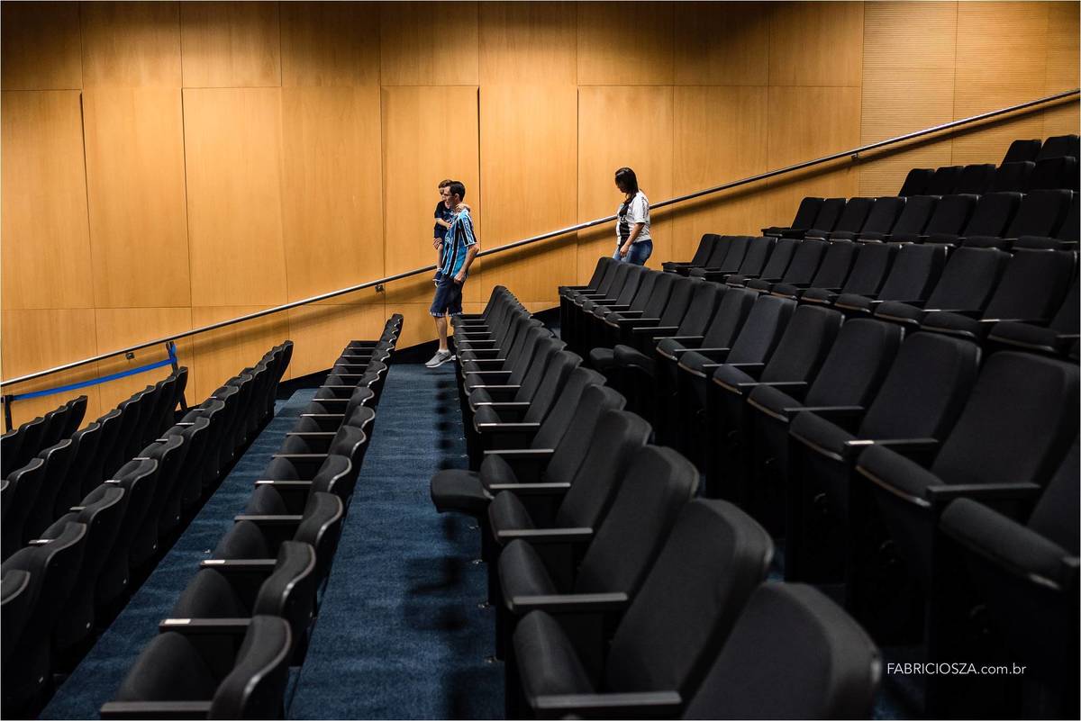 vamos ali na sala de imprensa da arena do gremio dar uma entrevista na cadeira onde senta o renato portaluppi, por fabricio souza