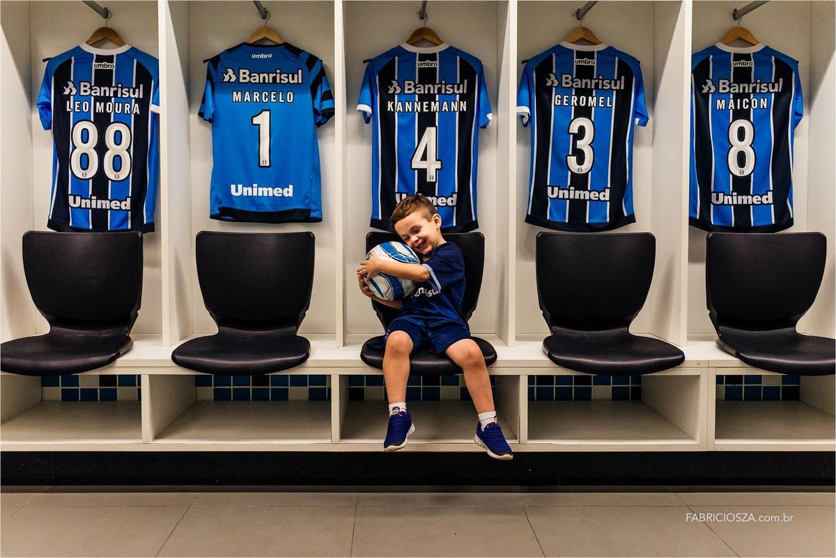 nos vestiarios onde os jogadores da equipe do gremio  se preparam para entrar em campo nos dias de jogos na arena do gremio, com as camisas do leo moura, marcelo grohe, geromel, maicon