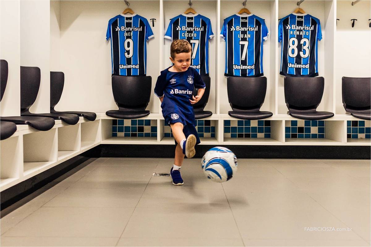 nos vestiarios onde os jogadores da equipe do gremio  se preparam para entrar em campo nos dias de jogos na arena do gremio, com as camisas do jael, cicero, luan, renato