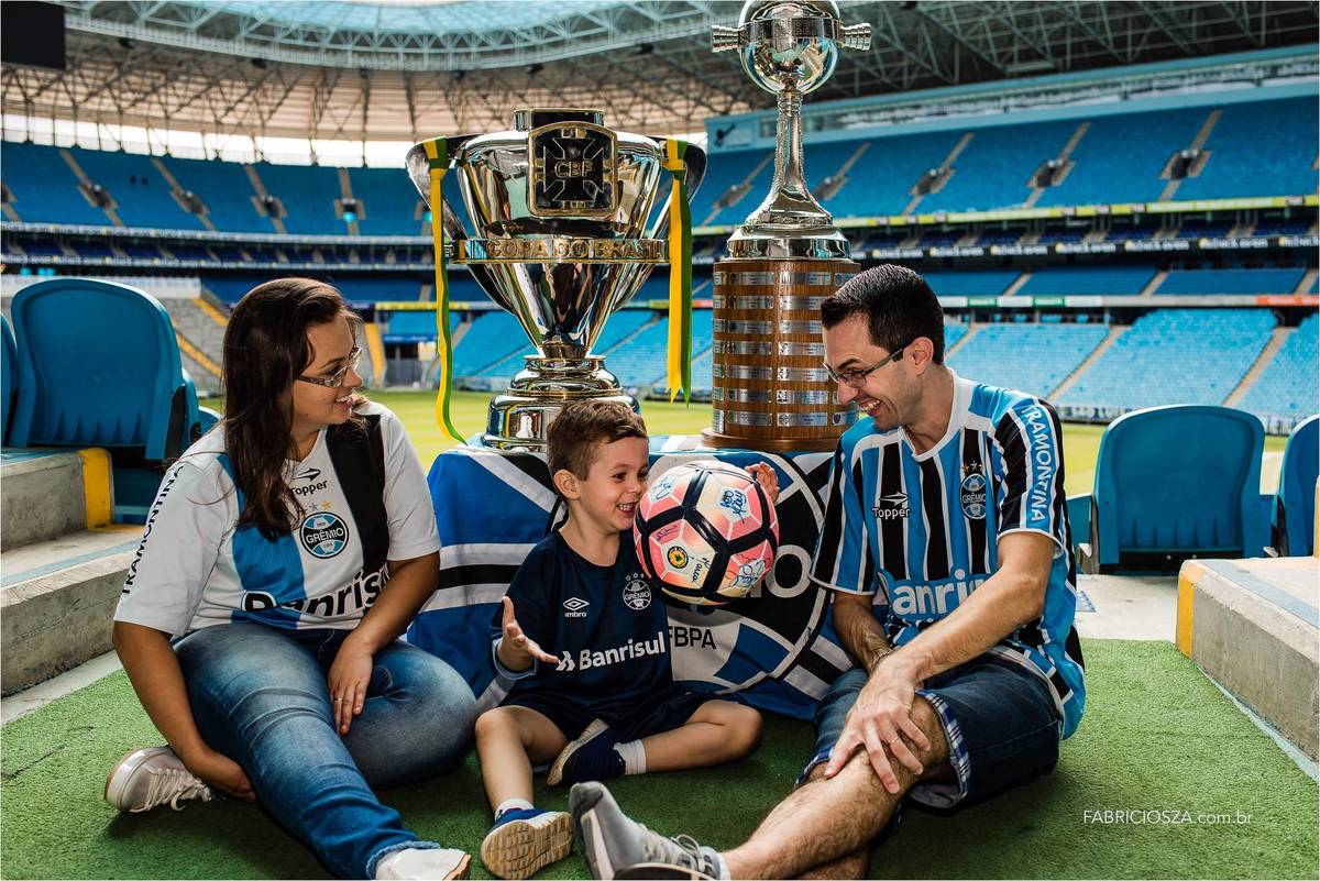 emuldurado com as taças de campeão da copa do brasil e da taça libertadores da américa de 2018. na arena do gremio, por fabricio souza