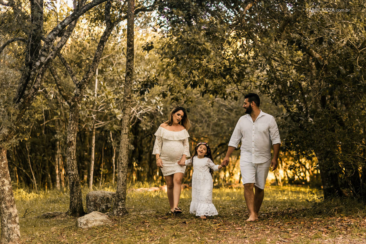 famila gestante passeia pelo parque, para um lindo ensaio de familia