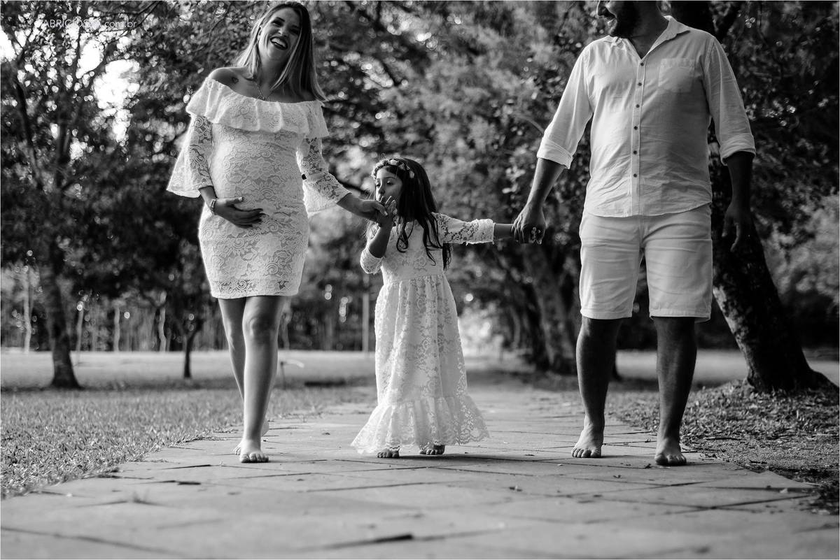 famila gestante passeia pelo parque, para um lindo ensaio de familia