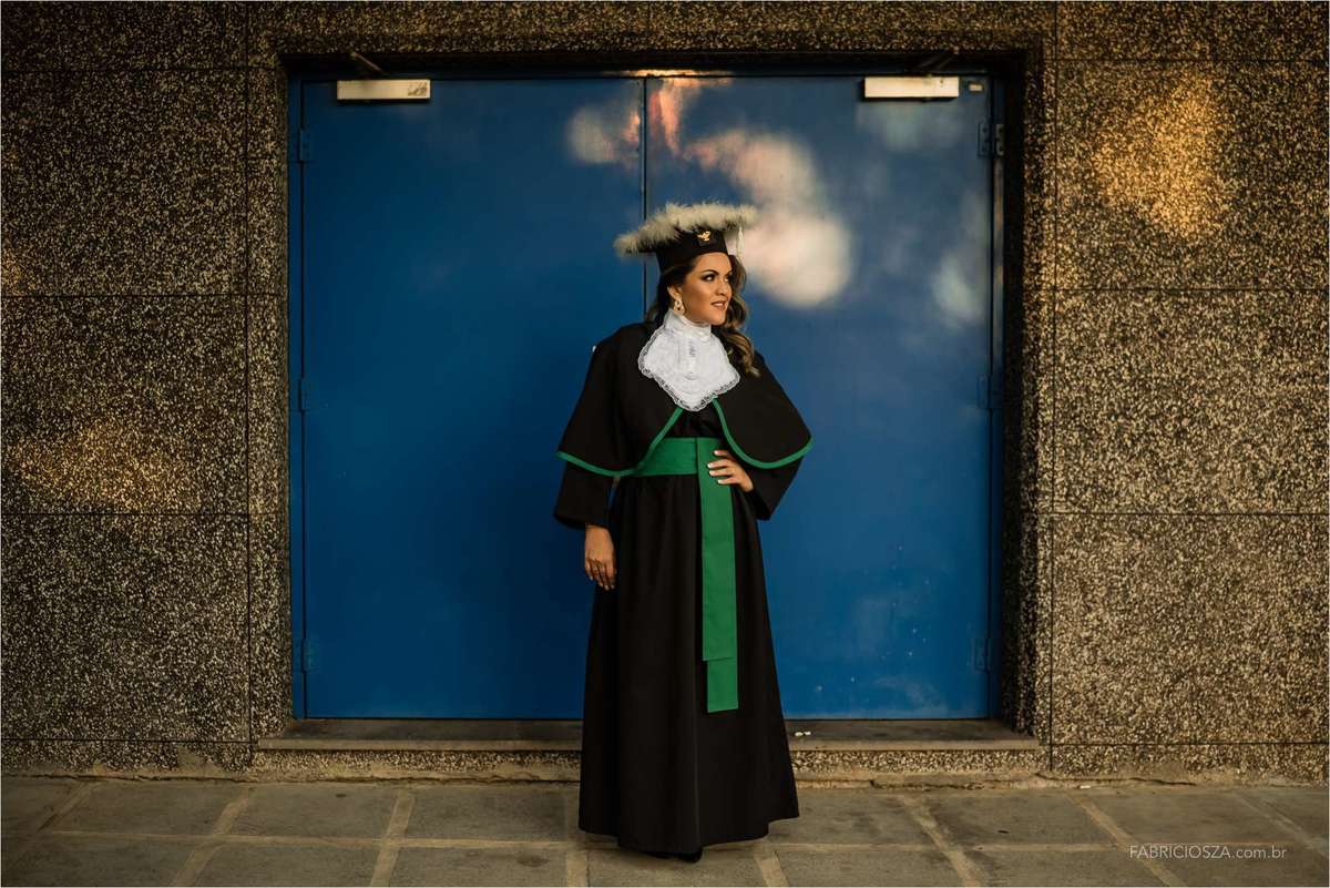 formanda da fadergs posando para ensaio na fiergs porto alegre