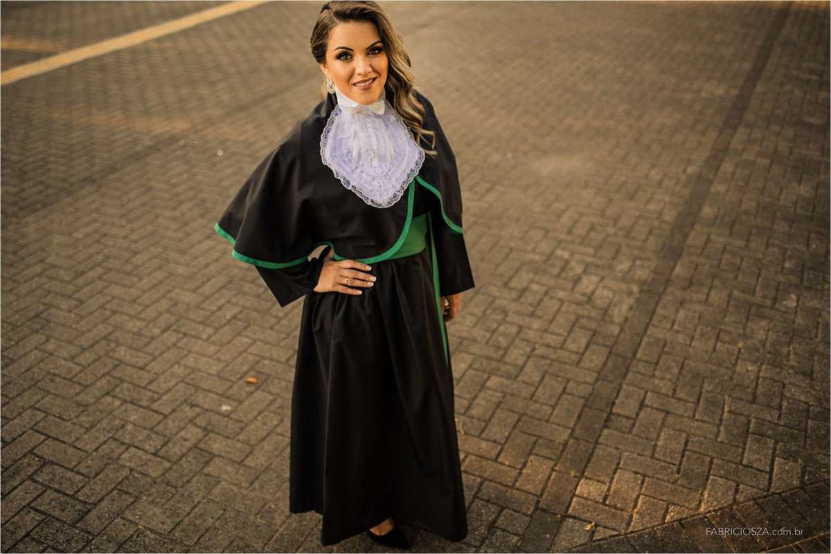 Larissa com sua beca para formatura em enfermagem pela fadergs no centro de eventos da fiergs porto alegre, por fabricio souza