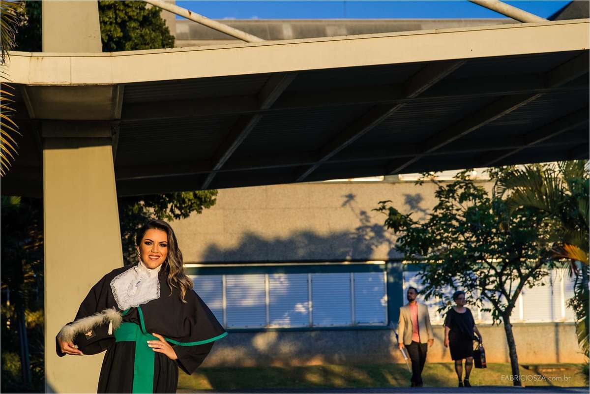 Larissa com sua beca para formatura em enfermagem pela fadergs no centro de eventos da fiergs porto alegre, por fabricio souza