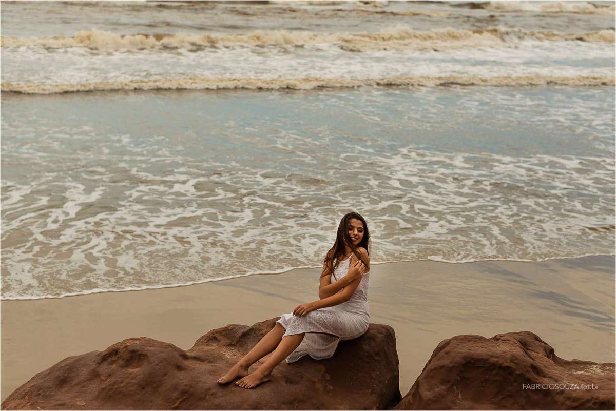 izabella posando para ensaio debutante na praia de torres/rs, por fabricio souza, enssaio 15 anos praia torres rs, fabricio souza fotogradia, ensaio debutantes na praia, ensaio feminino 15 anos, book fotográfico na praia, fotografo de casamentos torres,