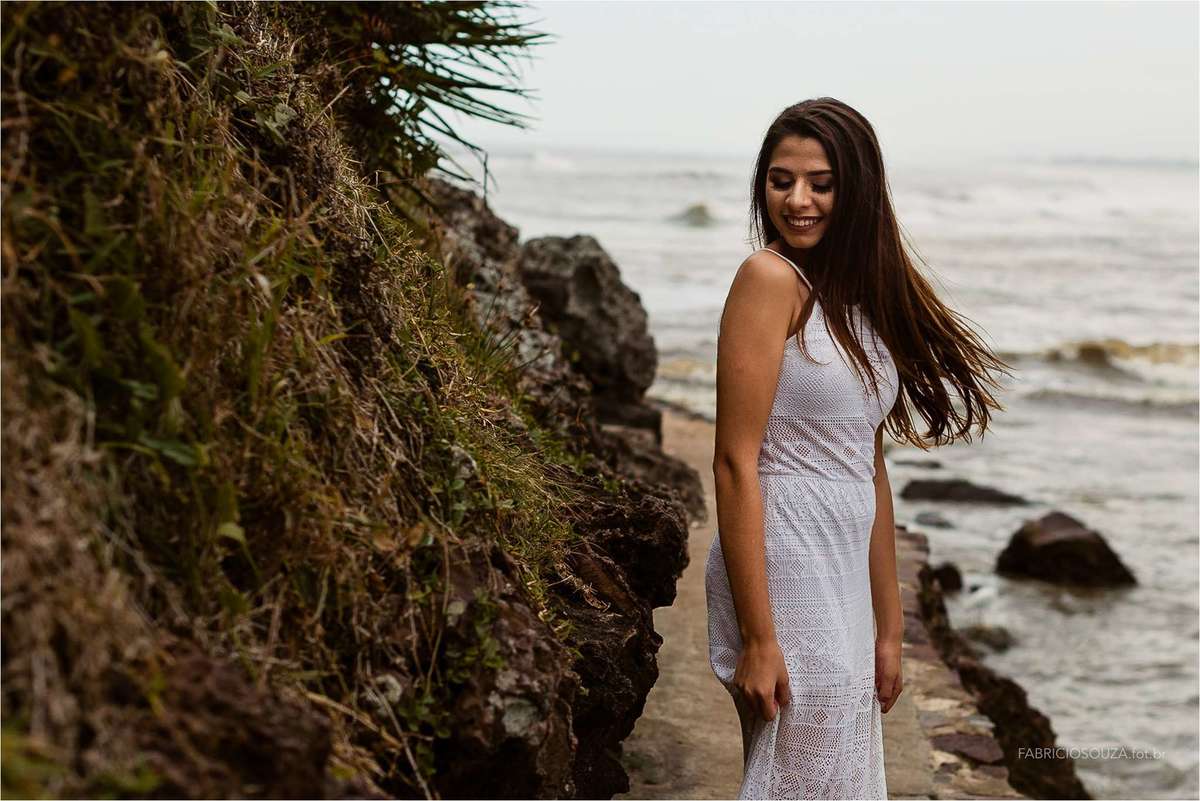 izabella posando para ensaio debutante na praia de torres/rs, por fabricio souza, enssaio 15 anos praia torres rs, fabricio souza fotogradia, ensaio debutantes na praia, ensaio feminino 15 anos, book fotográfico na praia, fotografo de casamentos torres,