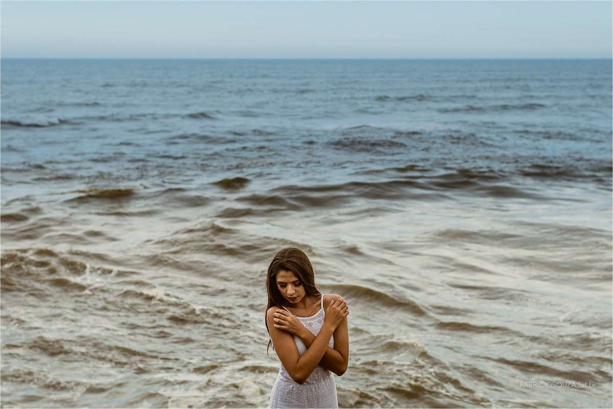 izabella posando para ensaio debutante na praia de torres/rs, por fabricio souza, enssaio 15 anos praia torres rs, fabricio souza fotogradia, ensaio debutantes na praia, ensaio feminino 15 anos, book fotográfico na praia, fotografo de casamentos torres,