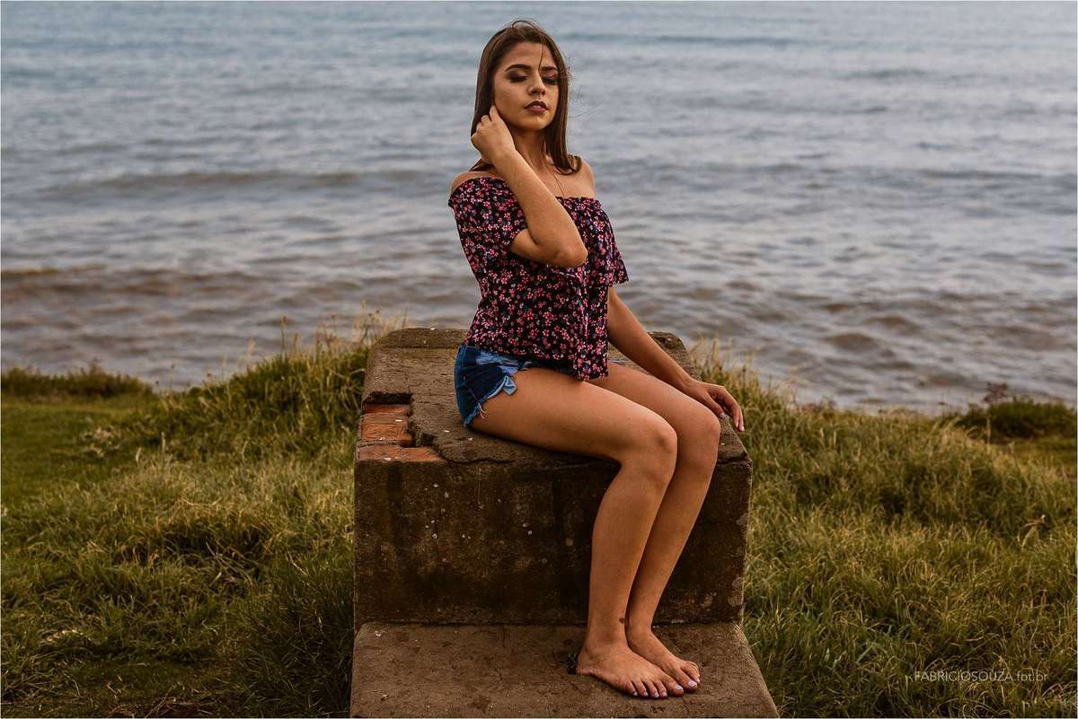 izabella posando para ensaio debutante na praia de torres/rs, por fabricio souza, enssaio 15 anos praia torres rs, fabricio souza fotogradia, ensaio debutantes na praia, ensaio feminino 15 anos, book fotográfico na praia, fotografo de casamentos torres,